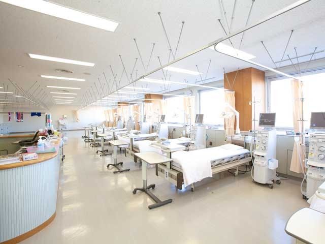 明るい機能訓練室 機能訓練室   窓から自然光が入る、明るく広い機能訓練室です。ベッドや機器が整い、利用者の訓練やケアに使いやすい環境です。