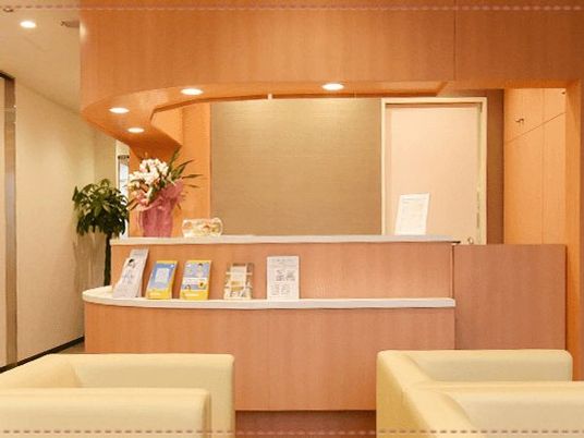 明るい受付カウンターのロビー  