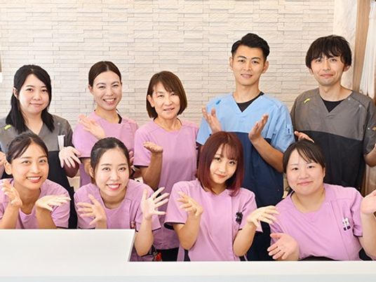 スタッフが並ぶ受付  