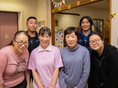 笑顔のスタッフ集合写真