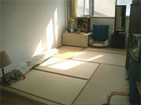 明るい日差しの居室