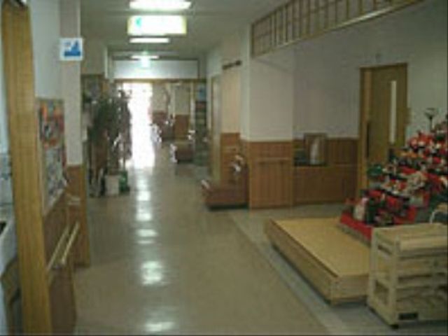廊下の明るい風景 廊下 ゆったりとした廊下は日差しが差し込み、暖かな雰囲気を演出しており、心穏やかな時間を過ごせる空間です。