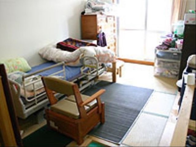 居室の日当たり良好 居室 明るい居室では、個々のスペースが確保されており、レイアウトも自由に変更でき、快適な毎日を過ごせるよう配慮されています。