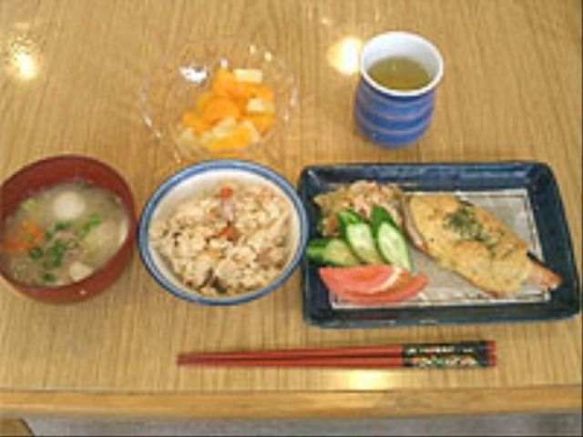バランスの良い食事内容 食事 彩り豊かなメニューが並ぶ食事風景です。栄養バランスを考えた献立で、健康的な毎日をサポートしています。
