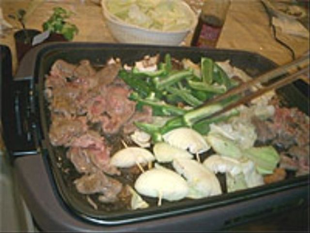 共用キッチンでの料理 調理 共有スペースに設置されたキッチンでは、利用者が自ら料理を楽しむことができます。自炊を通じて、生活の一部を豊かにする時間です。