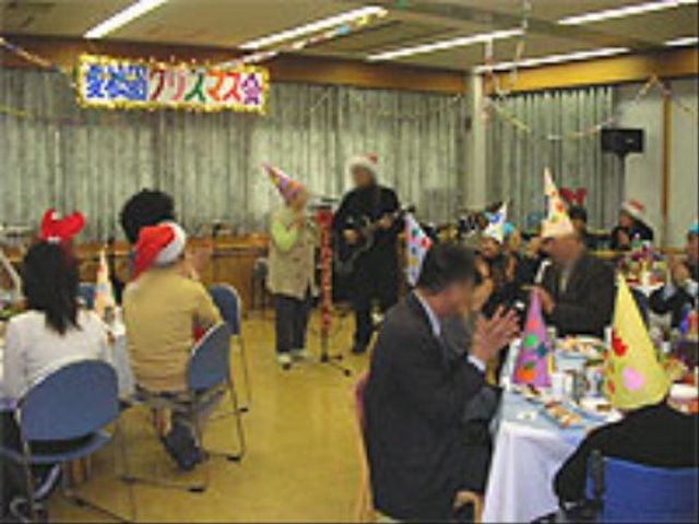 パーティー風景の多目的室 イベント 賑やかなイベントで笑顔があふれる多目的室です。スタッフと共に参加者が楽しい時を過ごしています。