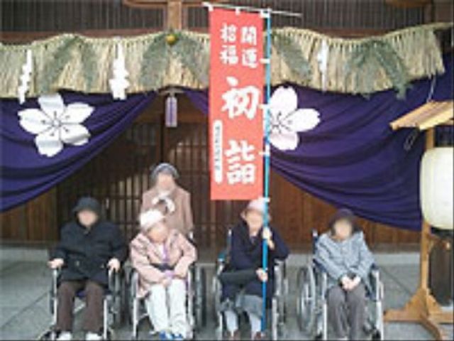 複数のご高齢者と掲示物 イベント 静かな休憩室で、ご高齢者が心地よい時間を過ごしています。様々なイベントの掲示物があり、日々の楽しみが提供されている様子が窺えます。