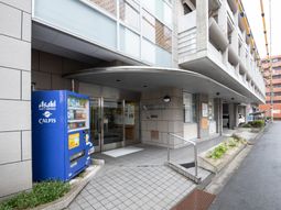 建物の入り口と自動販売機