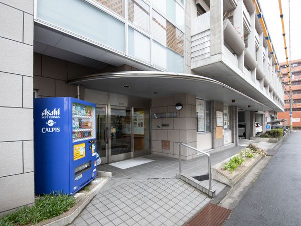 建物の入り口と自動販売機