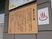 掲示物のある壁