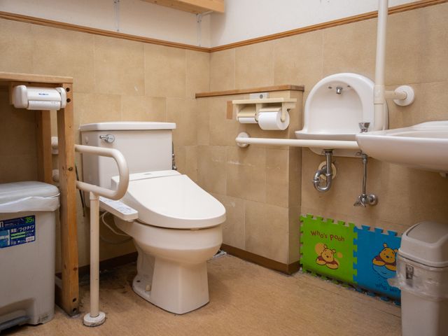 バリアフリートイレ設備 トイレ 手すりと広々としたスペースが完備されたバリアフリーのトイレです。安心してご利用いただける環境が整っております。