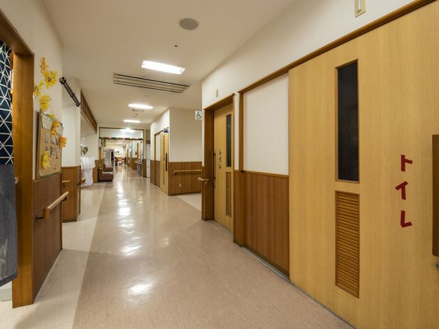 廊下のきれいな空間 廊下 清潔で広々とした廊下です。手を滑らせても大丈夫な様に、壁には手すりが設けられており、快適な移動空間を提供しています。