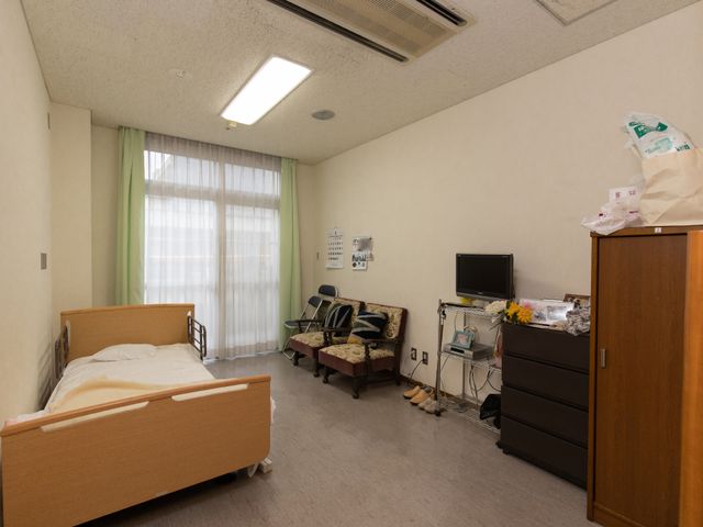 居心地の良い居室の様子 居室 窓辺に光が差し込む落ち着いた雰囲気の居室です。ベッドとテレビが備え付けられ、生活に必要な設備が整っています。