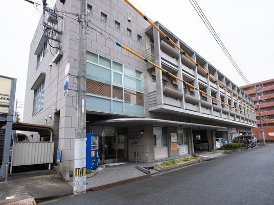 多階層の建物のエントランス