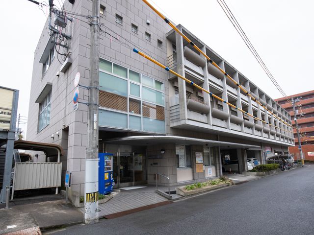 多階層の建物のエントランス 外観 広々としたエントランスは、自然光が差し込み明るく、毎日の出勤に清々しい気分をもたらします。車椅子使用者も楽にアクセスできる構造です。
