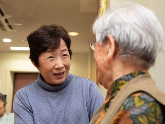 笑顔で会話する高齢者たち