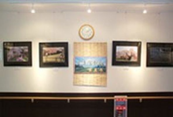 絵画が飾られた壁