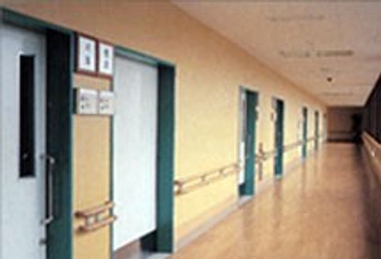 手すりが設置された廊下
