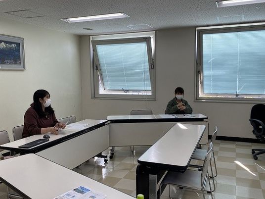 人がいる明るい多目的室  