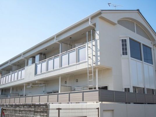 明るい外観の建物  