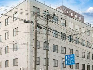 白い外壁の建物外観  