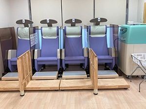 機能訓練用の椅子が並ぶ室内  