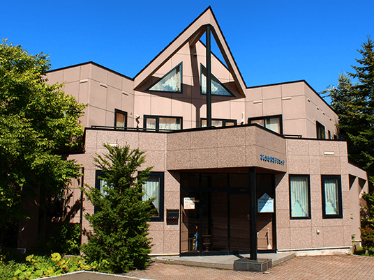 三角屋根の建物外観  