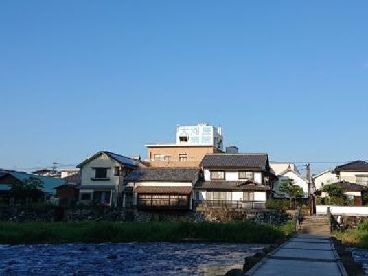 川沿いの建物外観  