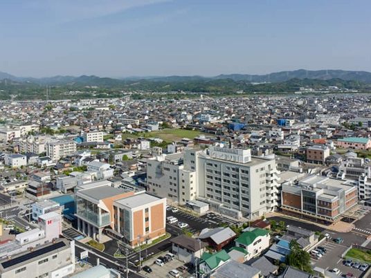 街並みを望む外観  