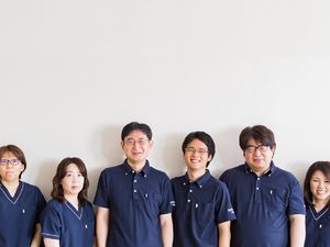 笑顔のスタッフが並ぶスタッフイメージ  