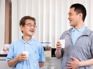 職員の会話中の休憩室  