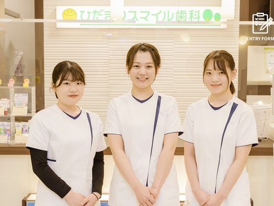 受付のスタッフ3人  