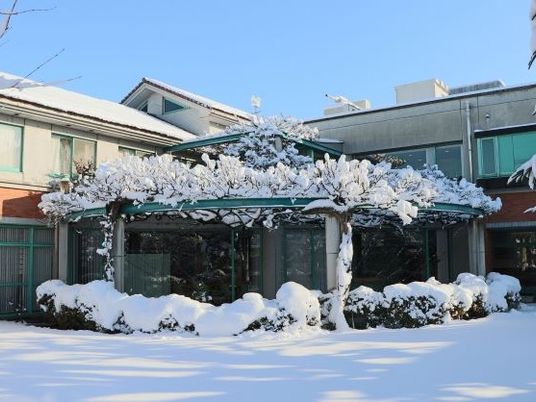 雪景色の外観  