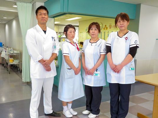 スタッフ4人の廊下  