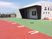 明るい外観の建物前  