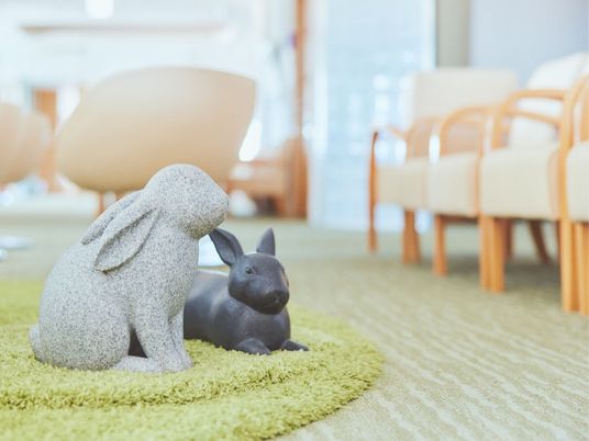 うさぎの置物のあるラウンジ  