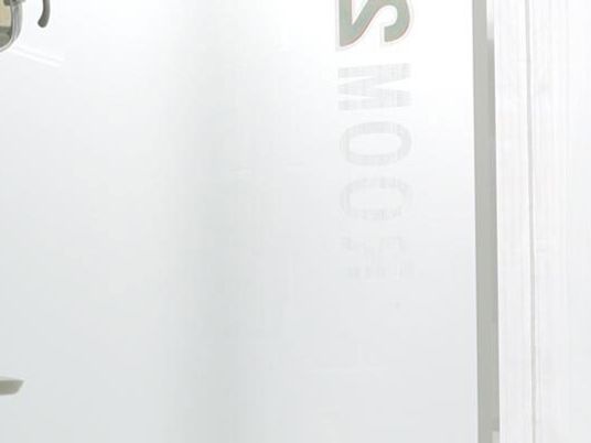 磨りガラスの出入口  