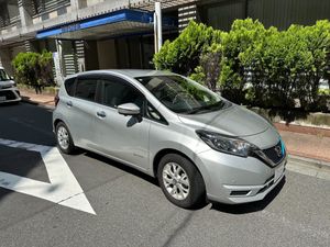 送迎車が停まる外観  