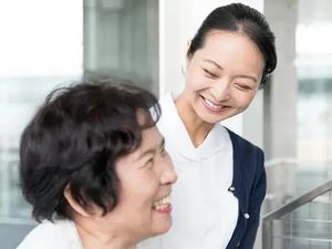 笑顔のスタッフと利用者の交流  