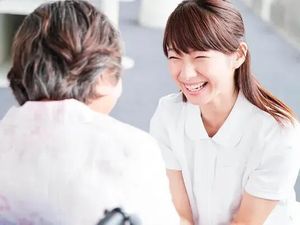 笑顔で向き合うスタッフ  