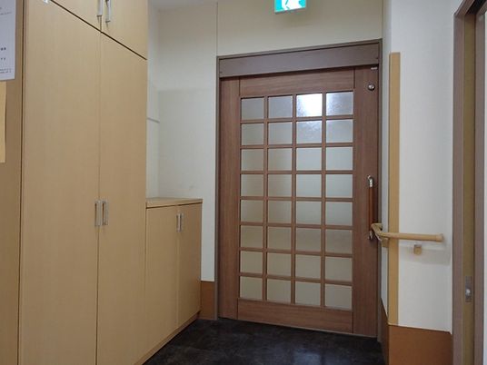 木製のガラス扉の廊下