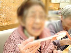 笑顔の食事場面