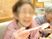 笑顔の食事場面