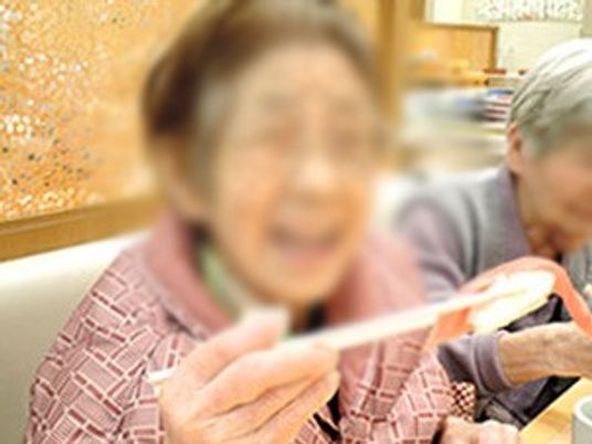 笑顔の食事場面