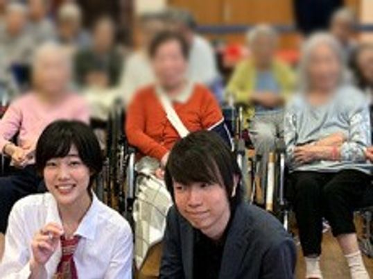 集団での笑顔の様子