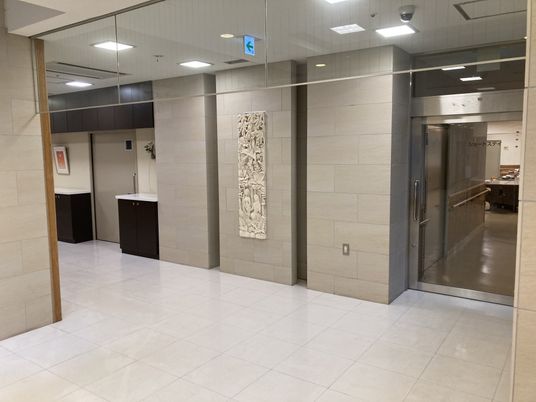 落ち着いた空間の廊下