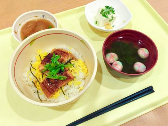 美味しそうな料理の食堂