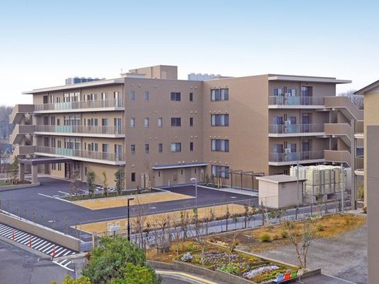 広々とした建物の外観