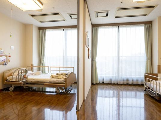 明るい居室のベッド  
