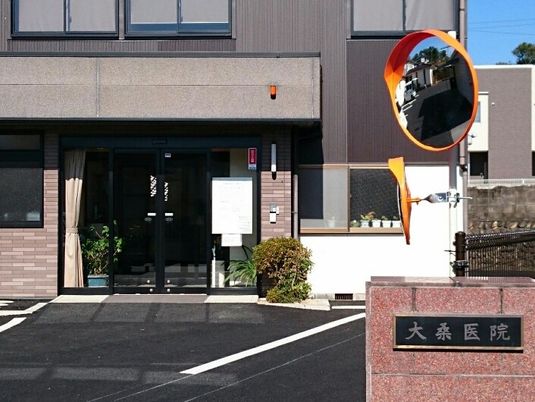 施設の正面玄関外観  